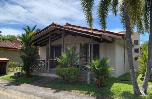 Tambor House | Luxury 3-BR Villa With Private Pool! Steps to Beach! Can sleep up to 10!
