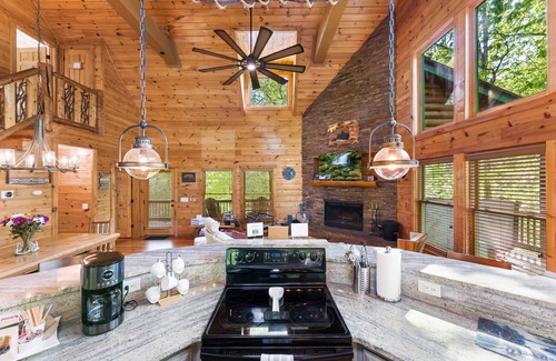 Cleveland House | Luxury 3BD 3BA Cabin. Hot Tub,Pool Table,BBQ.Close to Helen, GA.Great for Groups