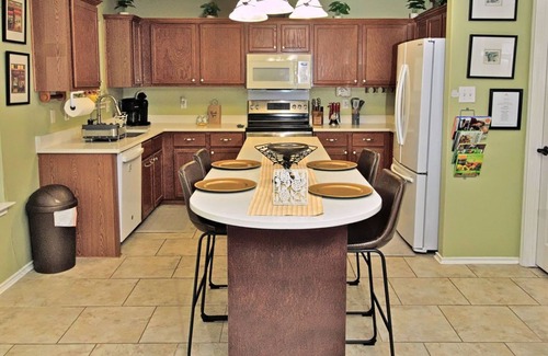 San Antonio Boat Rental | Luxury 3BD2.5BA with Communal Pool - Private Garage - Close to Malls - 6 Flags