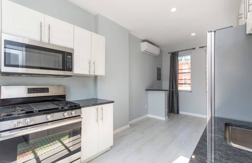Spruce Hill Apartment | LUXURY 3BR, 2 BATH, Pvt. Deck, Free PARK. SLEEPS 8, FREE PARK, WALK TO PENN.