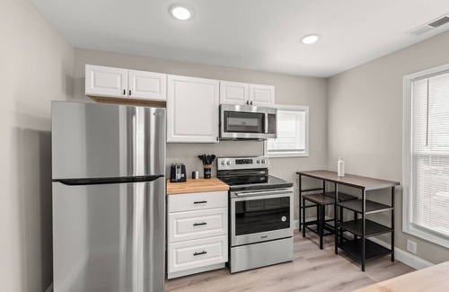 Hough Apartment | Luxury 3BR Apt Near Cleveland Clinic w/Parking