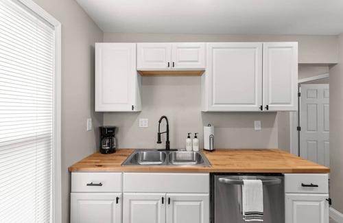 Hough Apartment | Luxury 3BR Apt Near Cleveland Clinic w/Parking