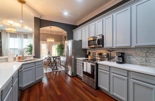Washington Ave./ Memorial Park House | Luxury 3BR Heights House l Yard l Fast Wifi l Hot Tub