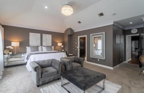 Washington Ave./ Memorial Park House | Luxury 3BR Heights House l Yard l Fast Wifi l Hot Tub