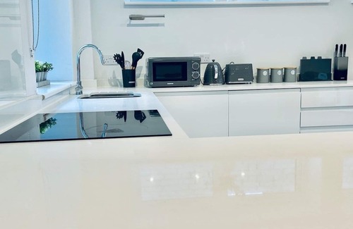Petham House | Luxury 3BR Home, Chartham, Parking &Hot Tub