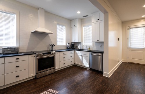 Lake Alfred Cottage | Luxury 3BR House Overlooking Lake Alfred!
