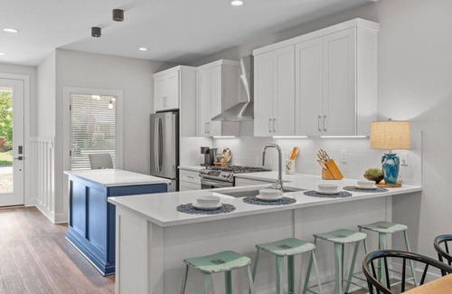 East Raleigh House | Luxury 3BR Modern Townhome | Downtown Raleigh | Pet-Friendly, Fenced Yard