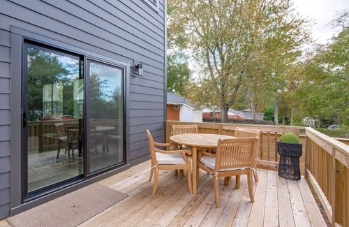 East Raleigh House | Luxury 3BR Modern Townhome | Downtown Raleigh | Pet-Friendly, Fenced Yard