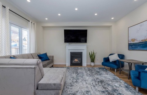 Innisfil House | *Luxury* 4 Bdrm Home w/5 Bath & Fast Internet