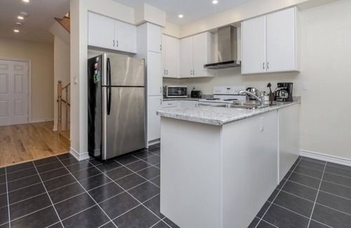Innisfil House | *Luxury* 4 Bdrm Home w/5 Bath & Fast Internet
