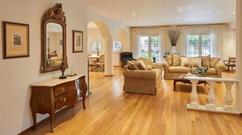 Saronikos Villa | Luxury 4 Bdrm Villa with Pvt Pool on the beach