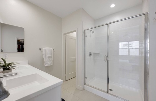 Platinum Triangle House | Luxury 4 Bed / 3.5 Bath Townhome near Sports/CHOC/Disneyland/Chapman/Beach