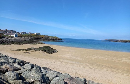 Trearddur Bay Villa | Luxury 4 Bed, 3 Bathroom, Pet Friendly Villa, Sleeps 8, with Hot Tub in Trearddur Bay