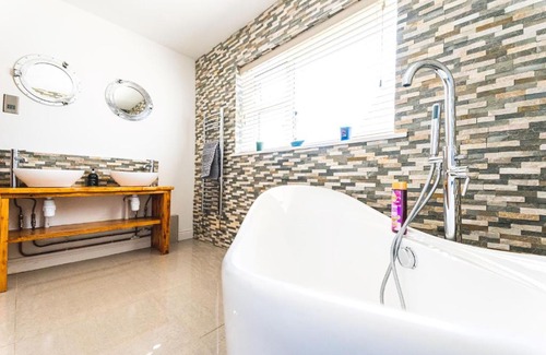 Trearddur Bay Villa | Luxury 4 Bed, 3 Bathroom, Pet Friendly Villa, Sleeps 8, with Hot Tub in Trearddur Bay