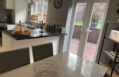 Bridgend House | luxury 4 bed house sleeps 8, enjoy in comfort