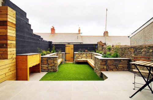 Penarth House | LUXURY 4 Bedroom 4 Ensuite Home in Penarth (Pool Table Games Room & BBQ Garden) with Sea Views