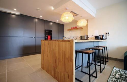 Penarth House | LUXURY 4 Bedroom 4 Ensuite Home in Penarth (Pool Table Games Room & BBQ Garden) with Sea Views