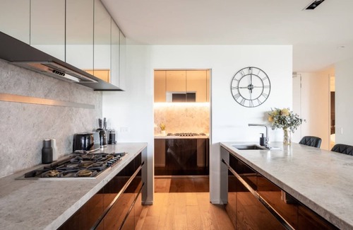 Melbourne Apartment | Luxury 4 Bedroom Apt - Parking, pool and views