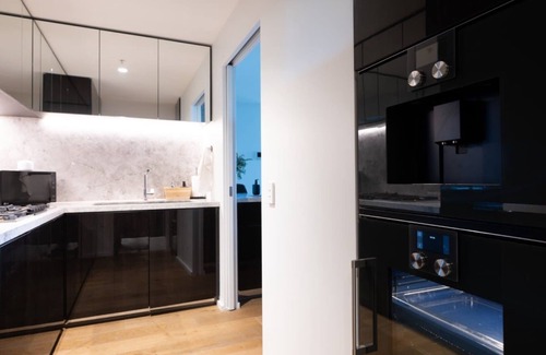 Melbourne Apartment | Luxury 4 Bedroom Apt - Parking, pool and views