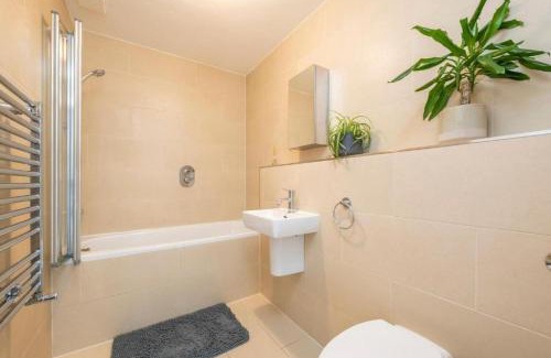 Elephant and Castle Apartment | Luxury 4 Bedroom Flat with Stunning Shard View from Terrace in Central London! Next to station, Sleeps 9