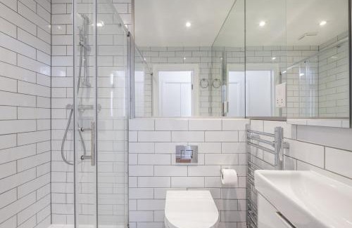 Elephant and Castle Apartment | Luxury 4 Bedroom Flat with Stunning Shard View from Terrace in Central London! Next to station, Sleeps 9