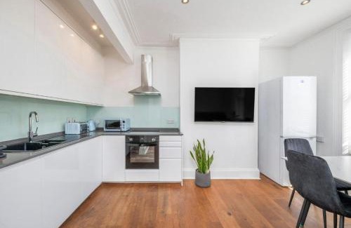 Elephant and Castle Apartment | Luxury 4 Bedroom Flat with Stunning Shard View from Terrace in Central London! Next to station, Sleeps 9