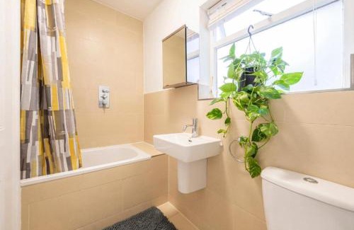 Elephant and Castle Apartment | Luxury 4 Bedroom Flat with Stunning Shard View from Terrace in Central London! Next to station, Sleeps 9