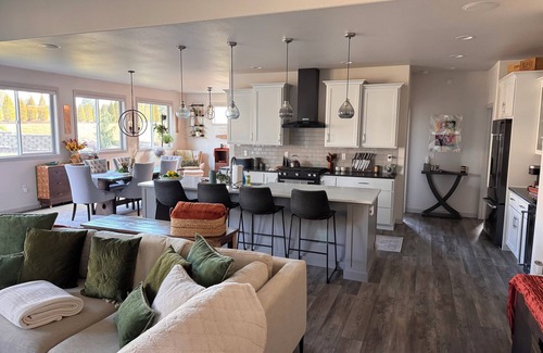 Pullman House | Luxury 4-Bedroom Home Near WSU – Modern Comfort by Park in Quiet Area
