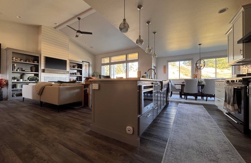 Pullman House | Luxury 4-Bedroom Home Near WSU – Modern Comfort by Park in Quiet Area