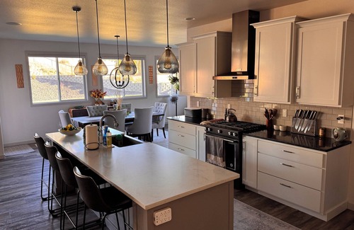 Pullman House | Luxury 4-Bedroom Home Near WSU – Modern Comfort by Park in Quiet Area