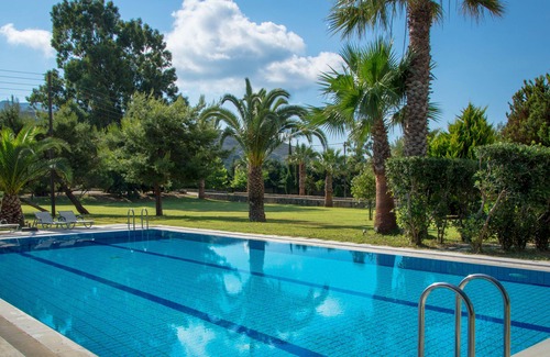 Kalamaki Villa | Luxury 4 bedroom Villa with private pool and kids pool.