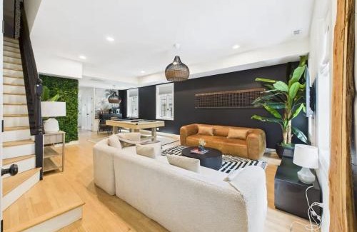 West Town Apartment | Luxury 4BR-3BA Pool Table 2 Decks & Office