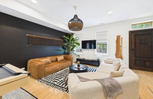 West Town Apartment | Luxury 4BR-3BA Pool Table 2 Decks & Office
