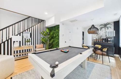 West Town Apartment | Luxury 4BR-3BA Pool Table 2 Decks & Office