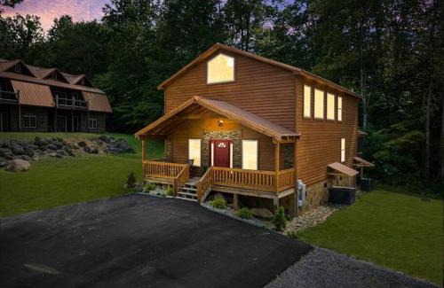 White Oak Lodge House | LUXURY 4BR Cabin in Gatlinburg with Views Hot Tub with Private Deck Game Room Most Popular Coffee Bar Perfect for Family Getaway Tennis Courts Infant Crib and Karaoke System