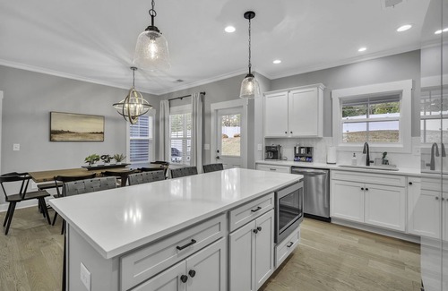 Greenville - Spartanburg House | Luxury 4BR Home with Screened Porch & Fenced Yard