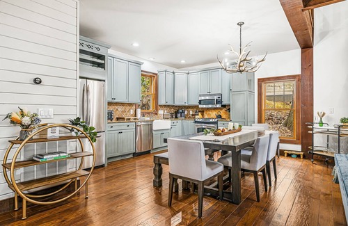 Mountain Air Cabin | Luxury 4BR mountain home with hot tub, shuffleboard, gated community & views.