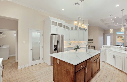 South Side House | Luxury 4BR South CC! 15 Min to Beach, Fast WiFi, 6 Beds & Fireplace!