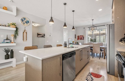 Calgary House | Luxury 4BR Townhouse Near YYC Airport - Sleeps 4