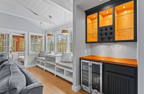 East Haven  Rutland County House | Luxury 4BR Wedding & Ski Retreat by Mountain Top Inn, Killington, and Pico!