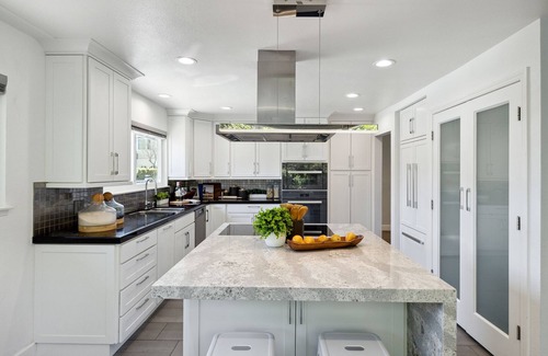 Beresford Park Villa | Luxury 4BR4Ba Basketball Court, Hot Tub Spa, Foosball, Pool Table, Tesla Charger