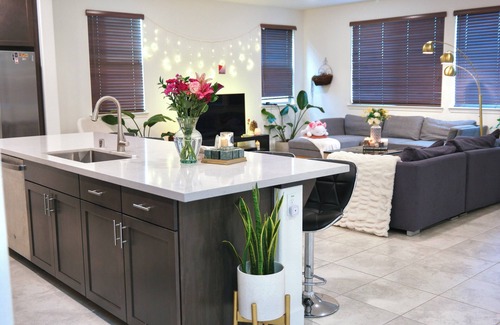 Antelope House | Luxury 5-Bed 3-Bath w/Gym, Office, EV, Smoker