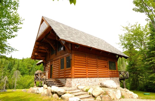 Lac Superieur Village Cabin | Luxury 5 bedroom Cote Nord Log Cabin