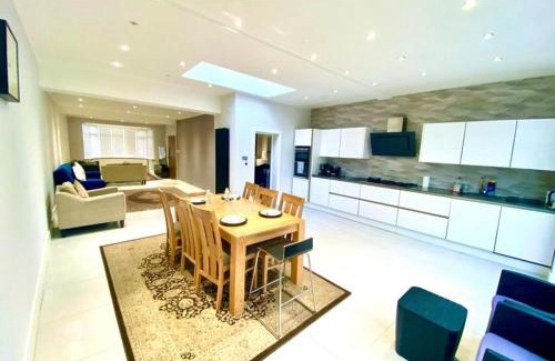 Finchley Church End House | Luxury 5 bedroom home with private car park in London