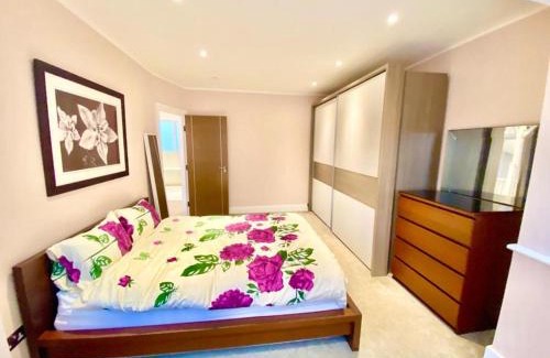Finchley Church End House | Luxury 5 bedroom home with private car park in London