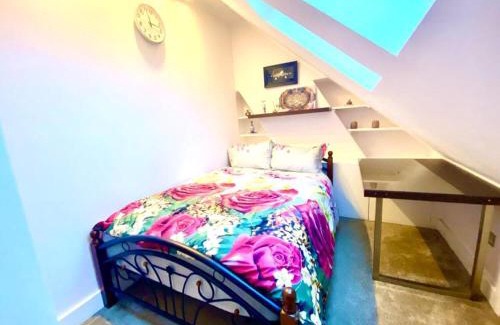 Finchley Church End House | Luxury 5 bedroom home with private car park in London