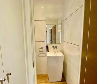 Finchley Church End House | Luxury 5 bedroom home with private car park in London
