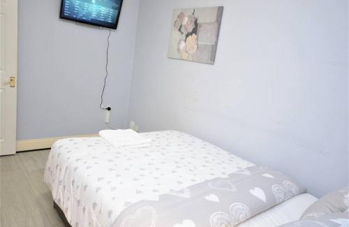 St. Andrew's House | Luxury 5 Bedroom House with Free Parking on Site