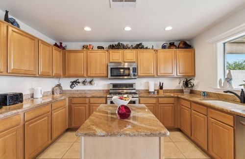 Saguaro West House | Luxury 5 Bedroom Pool Home/Gate Community