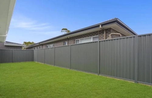Schofields Villa | Luxury 5 Bedrooms Schofields Home + Back yard